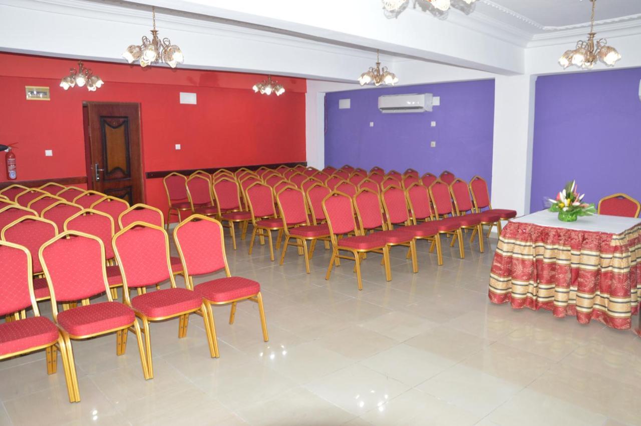 Hotel Vallee Des Princes Дуала Екстер'єр фото