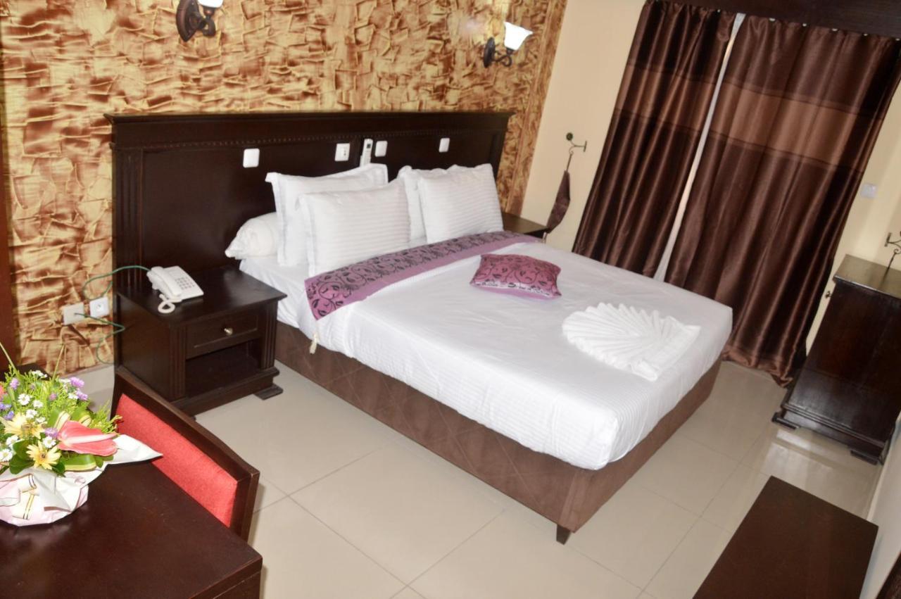Hotel Vallee Des Princes Дуала Екстер'єр фото