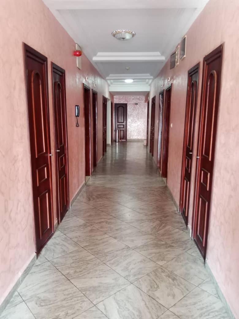 Hotel Vallee Des Princes Дуала Екстер'єр фото